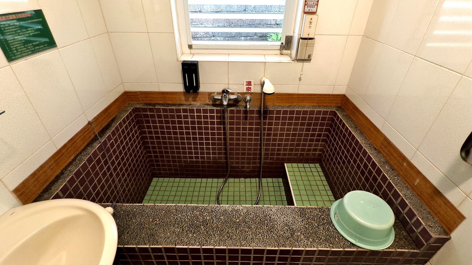 溪畔老樹-雙人溫泉套房浴池可泡湯